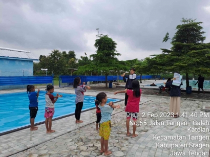 Waspada Kram! Mahasiswa KKN UNDIP Desa Dukuh Sosialisasikan Pentingnya Gerakan Pemanasan Sebelum Olahraga Renang