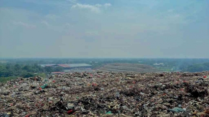Gunung Sampah Bantar Gebang, Apa Saja dari Kaki hingga Puncaknya?