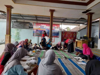 Mahasiswa KKN 9 Unmuh Jember Berpartisipasi dalam Pelatihan Pembuatan Batik Echoprint