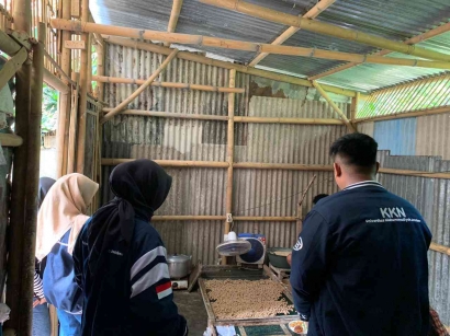 Kelompok 22 KKN Unmuh Jember Kunjungi Rumah Produksi Cilok Kabut di Kelurahan Kranjingan