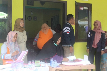 Mahasiswa Kelompok 1 KKN Universitas Muhammadiyah  Dampingi Pemberian Obat Cacing pada Balita di Desa Yosowilangun Kidul, Lumajang.