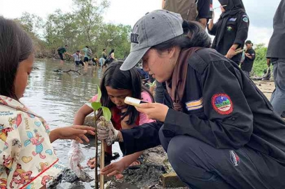 Siswa Pecinta Alam di Lampung Gelar Aksi Bersih Pantai dan Tanam 1000 Bibit Mangrove