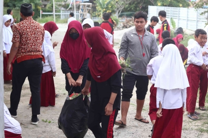 SDIT Bina Anak Bangsa Peringati Hari Peduli Sampah Nasional dengan Bersih-Bersih lingkungan