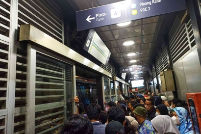 Ngeri-ngeri Sedap, Halte Bus Transjakarta Pancoran Barat