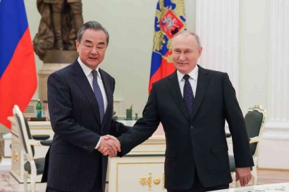 Diplomat China Bertemu Presiden Russi Vladimir Putin: Memperkuat Kerja Sama