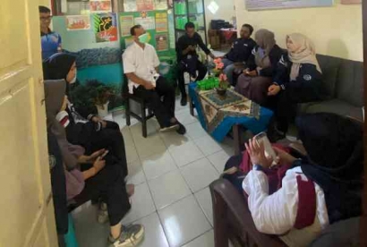 Cegah Cacingan pada Anak, Bersama-Sama Siswa/i SD Negeri Kabuaran di Kunir, Lumajang Minum Obat Cacing