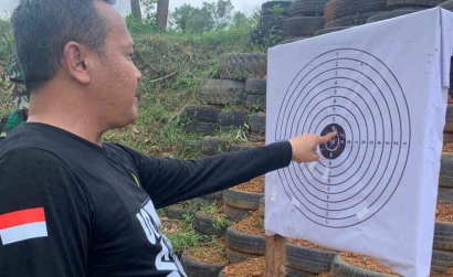 Kalapas Narkotika Karang Intan Asah Keterampilan Menembak bersama Kakanwil Kemenkumham Kalimantan Selatan