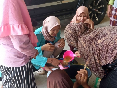 Mahasiswa KKN UNS Ajak Kelompok Wanita Tani (KWT) Desa Karakan Membuat Inovasi Pestisida Nabati dari Daun Pepaya