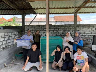 KKN 15 UISI Tekuni Konsep dan Proses 'Maggot Farm' di Desa Pegundan, Kecamatan Bungah, Kabupaten Gresik