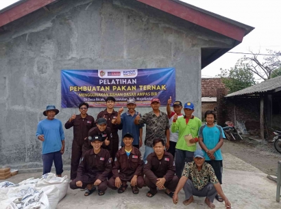 PMM UMM: Pelatihan Pembuatan Pakan Konsentrat dari Limbah Ampas Bir di Desa Bicak Kecamatan Trowulan Kabupaten Mojokerto