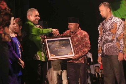 PJ Bupati Kampar Memberikan Anugerah Desa Pendidikan Menuju DERAPPP Menjelang Pembukaan Kampar Expo 2023