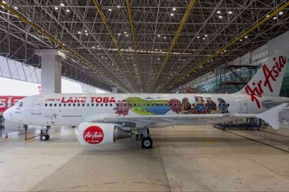 Perempuan Tenun di Danau Toba, Livery Baru Air Asia Menyambut F1H2O Balige 2023