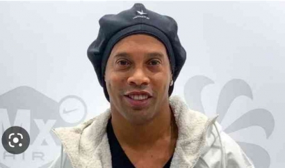Tonton: Ronaldinho akan Kembali ke Sepak Bola di King's League Gerard Pique