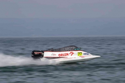 Bartek Marzalek Kembali Menjadi yang Tercepat di Race 1 F1 Powerboat Danau Toba 2023