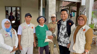 Peduli Sesama, H.Sumail Bantu Korban Puting Beliung Paket Sembako Di Desa Yosomulyo