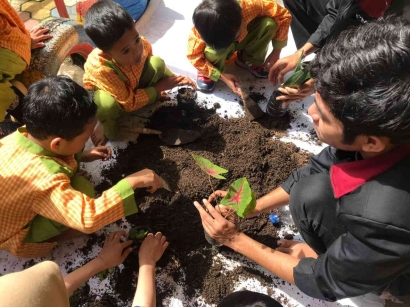 Green School di Lingkungan TK Roudlotul Athfal Panglima Sudirman Oleh PMM Universitas Muhammadiyah Malang