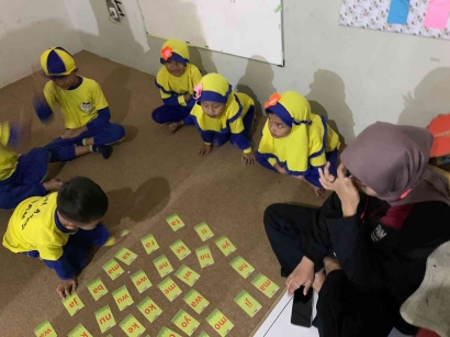 PMM UMM di sekolah sahabat ananda Mendorong Literasi Anak Menggunakan Media Flashcard dan Menunjang Kedekatan Anak dengan Orangtua Melalui Family Gattering