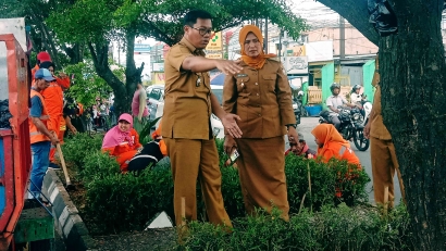 Camat Biringkanaya Bersama Lurah Daya Tinjau Pembenahan Taman Median Jalan Perintis Kemerdekaan, Kota Makassar