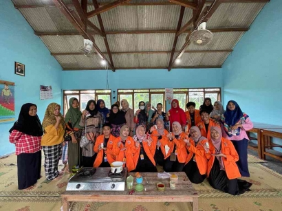 KKN UAD Unit VIII.C.2 Edukasi Warga Cepoko, Trirenggo, Bantul dalam Pengolahan Limbah Minyak Jelantah