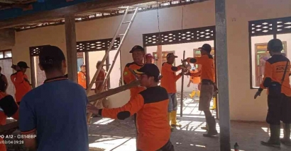 Warga Desa Dalangan Bersama TNI, Polri, BPBD Sukoharjo dan Relawan Bongkar Rumah Akibat Longsor