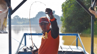 Potret Memancing di Sungai Kampar, Riau, Strike Terus!