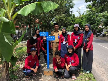 Mahasiswa KKN-T Kelompok 38 Melakukan Pemasangan Plang Nama Jalan di Desa Tulung