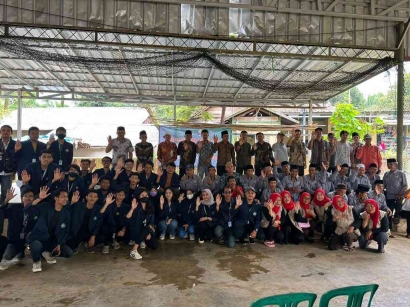 KKN 13 Universitas Budi Luhur Melakukan Kerajinan Tangan dari Sampah Anorganik
