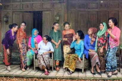 Merayakan Hari Perempuan Internasional dengan Memakai Kebaya Indonesia