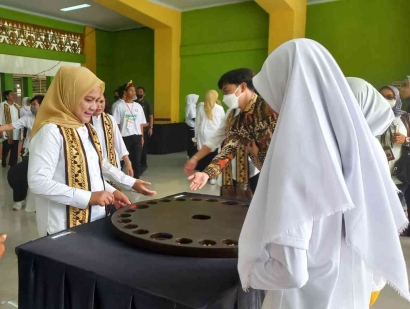 Ibu Iriana Joko Widodo Ajak Anak-Anak Indonesia Menggemari Permainan Tradisional
