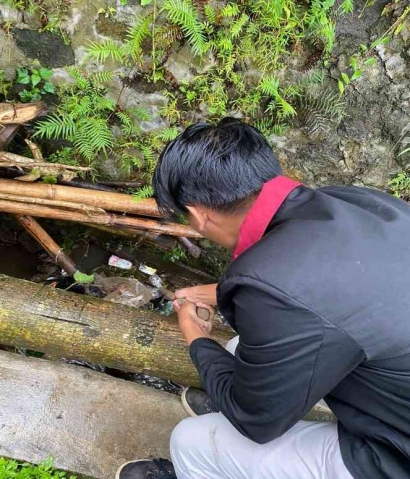 Mahasiswa UMM Gelar Pembersihan Sampah di Desa Wisata Sumber Umbulan Sebagai Bentuk Kepedulian Terhadap Lingkungan