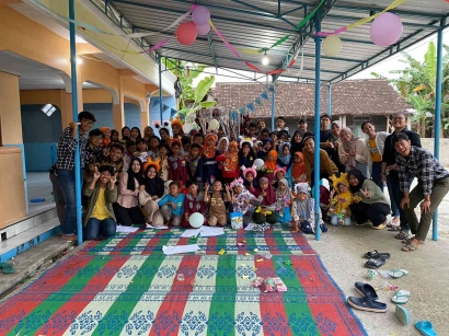 Tingkatkan Literasi pada Anak, Kelompok 81 KKN UNS Hadirkan Perpusling di Desa Teloyo