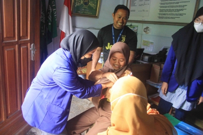 Kegiatan Vaksinasi HPV MI NU Sunan Giri di Desa Jatirejoyoso Kabupaten Malang Sebagai Upaya Pencegahan Kanker Serviks