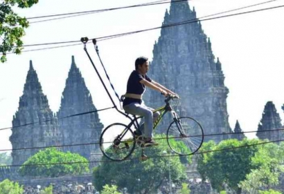 Sensasi Sepeda Gantung dan Spot Komersil di Prambanan