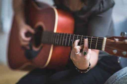 4 Tips Mempelajari Chord Gitar bagi Pemula yang Ingin Belajar!