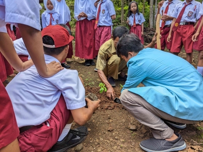 KKN UNS Ajarkan Kesadaran Lingkungan dengan Penanaman Bibit Pohon di Sekolah Dasar Desa Ketos