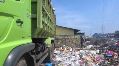 Gunung Sampah Gedebage: Renggut Hak Lingkungan Bersih Buntut Kelola Pasar