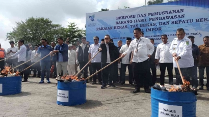 Di Riau, 730 Bal Impor Barang Bekas Senilai Rp10 M Dimusnahkan, Pedagang Pasar Kodim Meringis