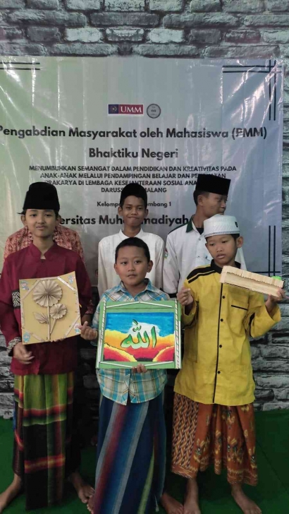 Anak-anak LKSA Darussalam Membuat Prakarya Melalui Kegiatan PMM UMM Kelompok 68