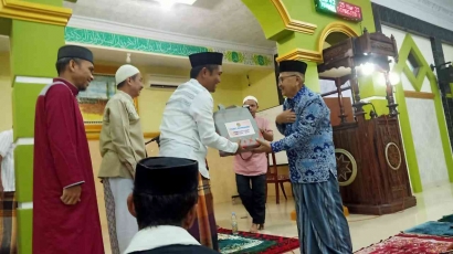 Safari Ramadhan, Walikota Palopo Menyerahkan Bingkisan kepada Pengurus Masjid