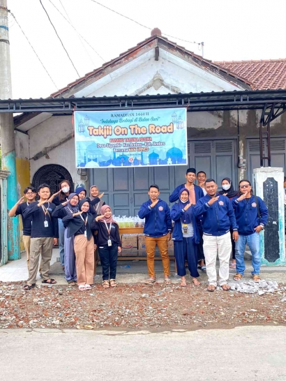 Mahasiswa KKN-T UNNES bersama RESIKA dan PKBM Bina Sejahtera bagikan 300 takjil  kepada warga Sigamb