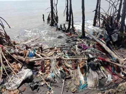 Pencemaran Limbah Plastik di Pantai Dampyak Kota Tegal