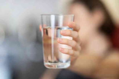 Agar Tubuh Tetap Fit dan Sehat Saat Puasa dengan Mengonsumsi 8 Gelas Air Putih