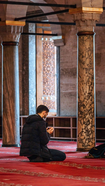 Selalu Bingung Saat Milih Outfit? Ini Inspirasi Buat Kamu yang Rajin Tarawih ke Masjid