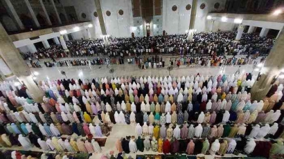 Bagaimana Memilih Outfit yang Benar untuk Shalat Tarawih Menurut Islam