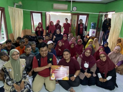 Berbagi Kebahagiaan untuk Warga Kampung Pemulung, FIM Jakarta Bagikan Paket Sembako