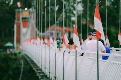 4 Negara dengan Warna Bendera Merah Putih, Selain Indonesia!
