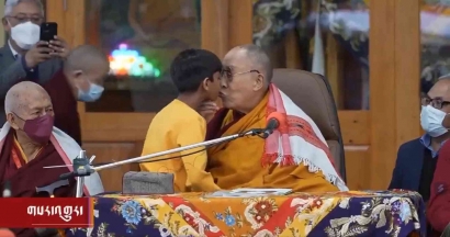Aksi Dalai Lama Cium Bibir Bocah dan Minta Lidahnya Dihisap, Tidak Pantas!