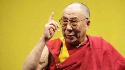 Tentang Aksi Viral Dalai Lama, "Isap Lidahku"