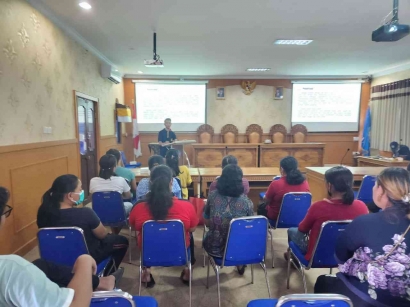 Mahasiswa Unmas Denpasar Beri Sosialisasi Cara Pemilahan Sampah dan Penguraian Sampah Organik dengan Maggot di Desa Mengwi