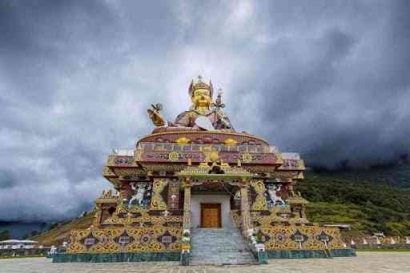 Bagaimana Guru Padmasambhava Menyebarkan Agama Buddha di Himalaya Timur?